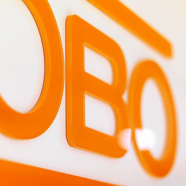 OBO Schriftzug orange auf weißem Hintergrund